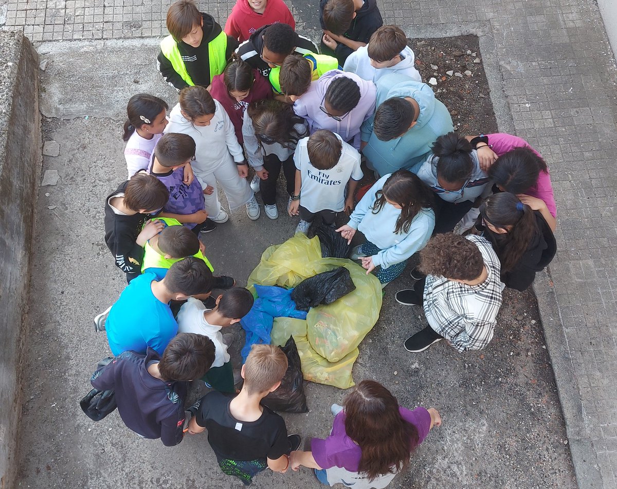 ceip_fcovitoria's tweet image. ¿Si fumas, qué haces con tus colillas? El alumnado de P6B @ceip_fcovitoria lo ha comprobado hoy 
No las tires al suelo!!!
Se han recogido en 30 min más de 400 colillas en la ribera del Río Vena en #Burgos
#libera1m2 #basuraleza #ProyectoLibera @ecoembes @SEO_BirdLife