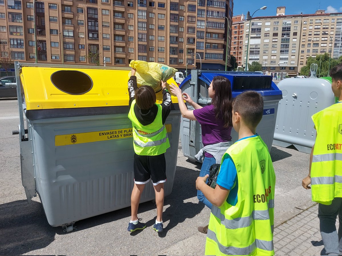 ceip_fcovitoria's tweet image. ¿Si fumas, qué haces con tus colillas? El alumnado de P6B @ceip_fcovitoria lo ha comprobado hoy 
No las tires al suelo!!!
Se han recogido en 30 min más de 400 colillas en la ribera del Río Vena en #Burgos
#libera1m2 #basuraleza #ProyectoLibera @ecoembes @SEO_BirdLife