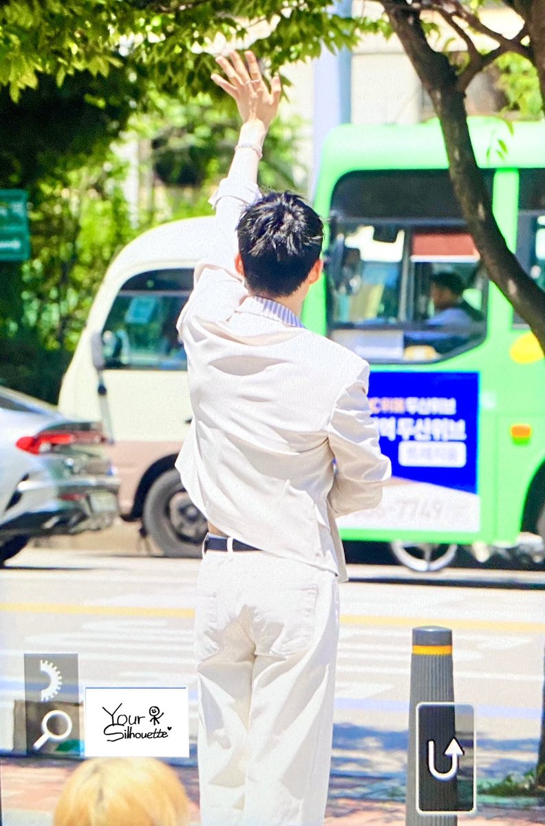 Kim Yongseung saying bye to the bus driver in that cropped  vest 😀