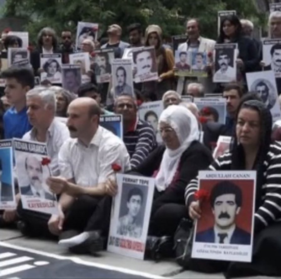 Siyasetimiz utansın bir kemiği çok gördüler bir mezarı çok gördüler