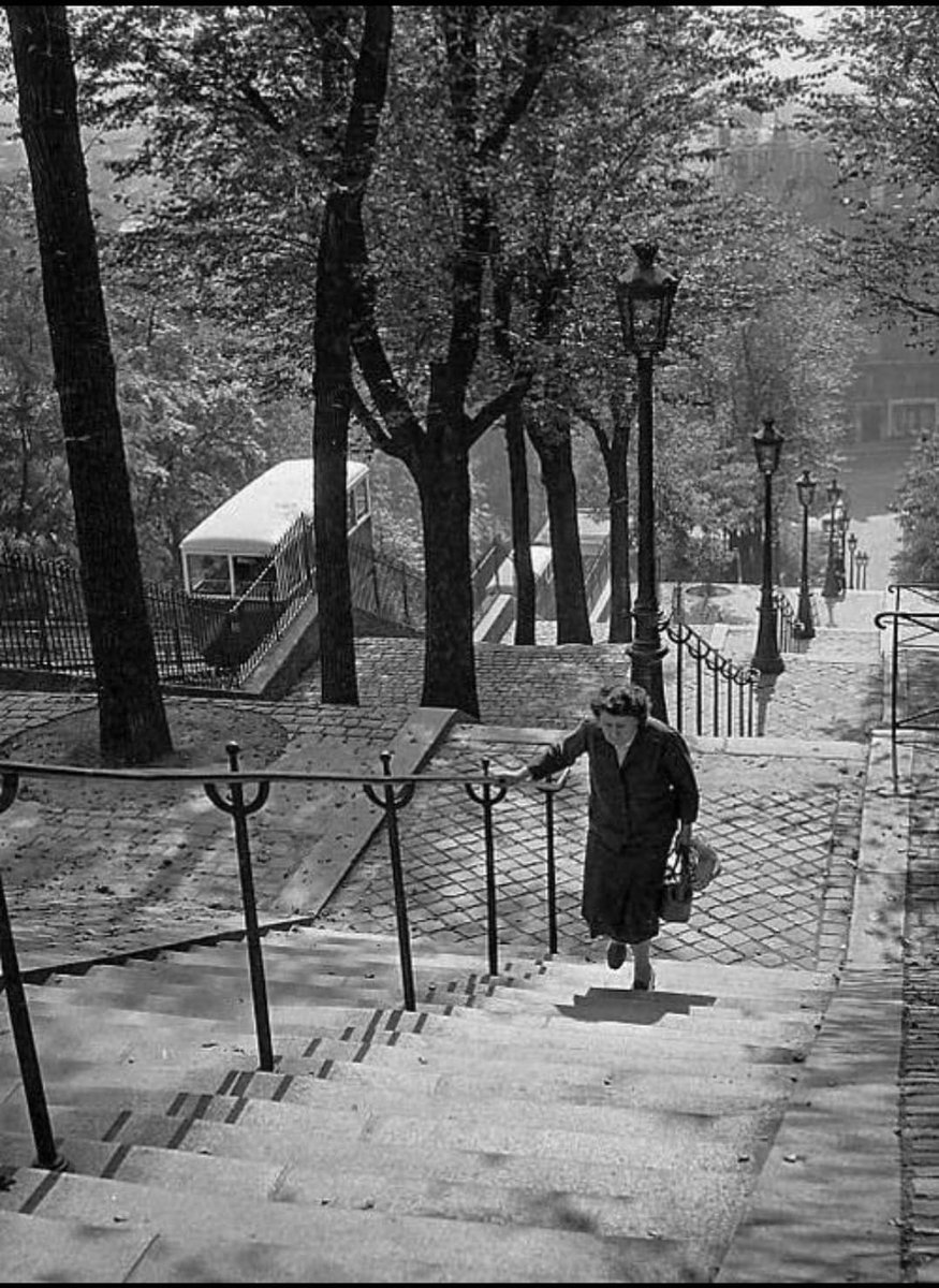 Kees Scherer. Dame prenant les escaliers de la rue Foyatier à côté du funiculaire de Montmartre. 1956. Paris