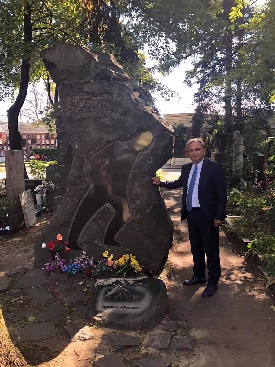 “Bir vapur geçer Varna önünden,
uy Karadeniz`in gümüş telleri,
bir vapur geçer Boğaz’a doğru.
Nazım usulcacık okşar vapuru,
yanar elleri.”

Binbir haksızlık sonucu ülkesini terk etmek zorunda kalır. Memleket hasretiyle yanan Nazım Hikmet Bulgaristan’ın Varna Limanı’nda İstanbul’a…