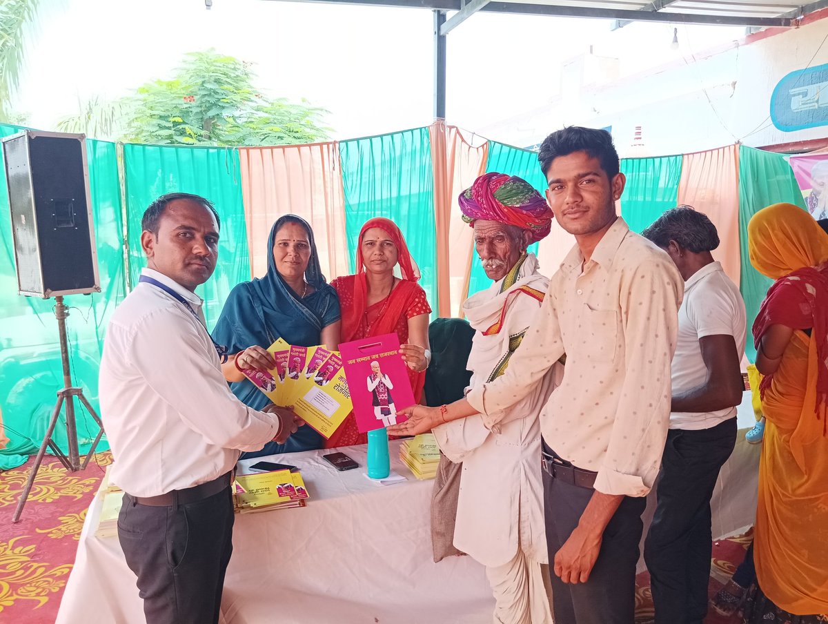 SHAMBHU03144561's tweet image. #MANDALGARH
#MAHUAA 
#राहत_की_मुस्कान
राहत देने के लिए सरकार पहुंची हैं आपके द्वार..
मुस्कुराते हुए चेहरे से मुख्यमंत्री श्री @ashokgehlot51 का ह्रदय से आभार।
#MehangaiRaahatCamp
@ashokgehlot51
@AshokChandnaINC
@RajGovOfficial
@RajCMO