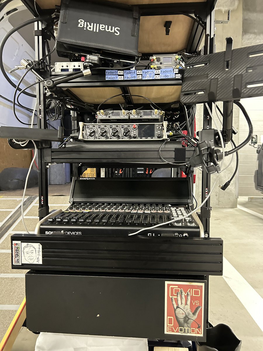 yasuyukidodo's tweet image. 本日より上映なので、、、
我が社のベースに「#コロナvs信心」ステッカーを貼ってみた(右下)

 #sounddevices
#wisycom