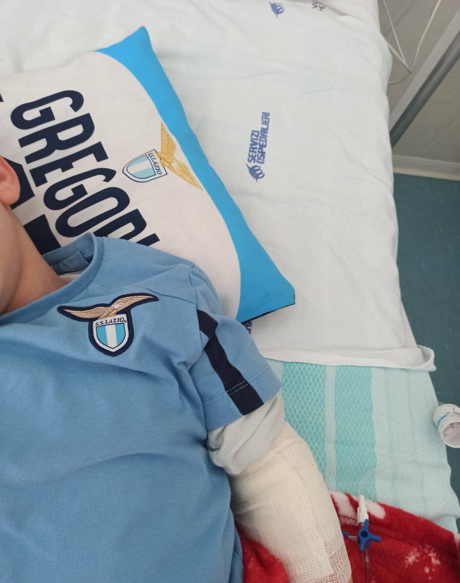 @OfficialSSLazio abbigliamento da Ospedale di mio figlio di 5 anni. La fede 😃 #Lazio