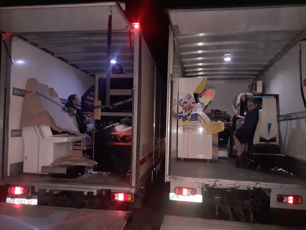 simmsclub's tweet photo. Alors on fait quoi ? On joue à même les camions ou on débarque tout ça pour la #fêtedujeu53 ? Bon, en vrai on a déjà tout installé et le #simmsclub vous attend ce midi pour du #MK8D et ce soir pour le tournois sur ce même jeu. Ready ? @LavalAgglo @Laval_la_Ville https://t.co/QZU2CGJEhd