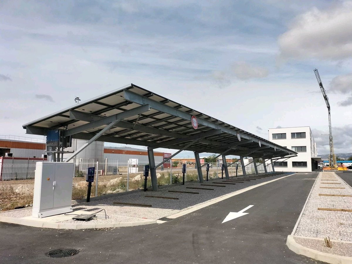 cciperpignan's tweet photo. Hier soir zone Le Crest à #Claira , Stéphane Bañuls  a inauguré une ombrière photovoltaïque avec 12 points de recharge pour vehicules électriques, en présence de @celine_sabater élue @cciperpignan https://t.co/ABvmanoQYb