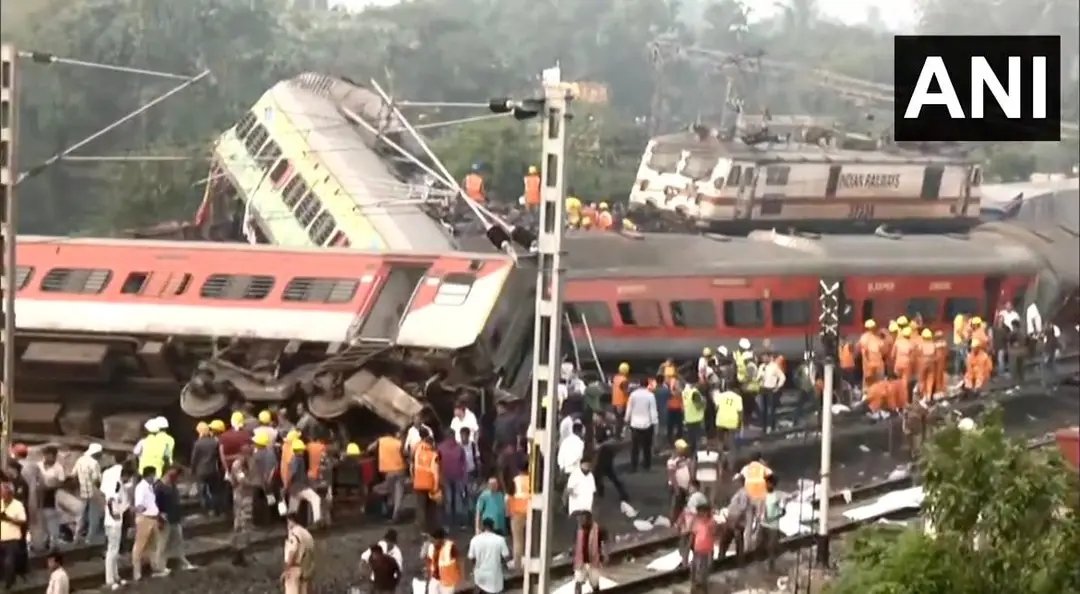 इस भीषण रेल दुर्घटना के लिए जितना मोदी सरकार जिम्मेदार है उससे कहीं ज्यादा जिम्मेदार गोदी चैनल के गोदी ऐंकर्स भी है।

अगर ये गोदी चैनल के गोदी ऐंकर्स सरकार से सबाल करते रहते, जनता के मुद्दे उठाते रहते तो आज इतने लोगो की जान नही जाती

इन लोगो ने कवच के तकनीकी पहलुओ की जाँच पड़ताल