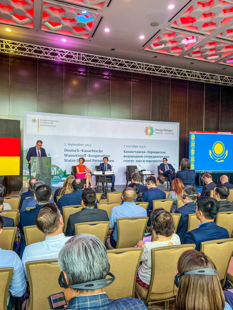 KilianRopeter's tweet photo. Vor kurzem konnte ich einige Eindrücke aus meinem Studium und meiner Tätigkeit bei der @delegZA_AHK in Kasachstan teilen. Vielen Dank an die @sdw_Stiftung für diese Möglichkeit und für die Unterstützung während meines Studiums! Schaut gerne mal rein: https://t.co/wjmWCOn7Mo https://t.co/claun9dDU3