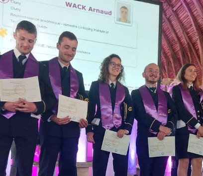 ArtsetMetiers_'s tweet photo. 👩‍✈️👨‍✈️Remise des diplômes pour les jeunes ingénieurs qui ont débuté leur 1re année en Programme Grande Ecole sur le campus Arts et Métiers de Cluny. 
📈 En 2020, 90% de diplômés ont signé leur contrat en moins de 4 mois après leur sortie de l'école.
@AM_Alumni @VilledeCluny https://t.co/5yAOncuiHZ