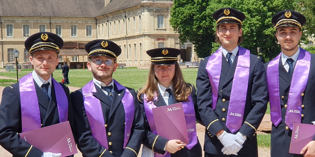 ArtsetMetiers_'s tweet photo. 👩‍✈️👨‍✈️Remise des diplômes pour les jeunes ingénieurs qui ont débuté leur 1re année en Programme Grande Ecole sur le campus Arts et Métiers de Cluny. 
📈 En 2020, 90% de diplômés ont signé leur contrat en moins de 4 mois après leur sortie de l'école.
@AM_Alumni @VilledeCluny https://t.co/5yAOncuiHZ