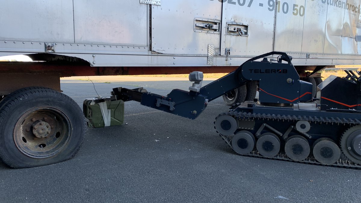 bpol_11's tweet photo. Helfer auf "vier Ketten"
Fernlenkmanipulator "tEODor" ist zwar nicht so schnell wie ein Hund und mit seinen 400 kg deutlich schwerer, aber seine "Sinne" sind dank seiner technischen Ausstattung für unterschiedlichste Einsatzszenarios ebenso Spitzenklasse.
#EntschD #D11 https://t.co/zV9KHrNjSG