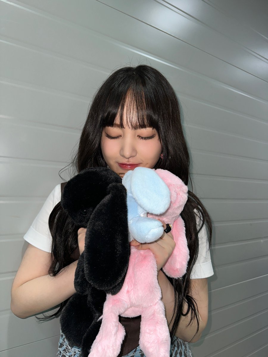 IVE_twt's tweet photo. 놀토 토끼 !!!!!! 🐰🐇🖤🩵🩷

#IVE #아이브 #LIZ #리즈 https://t.co/MeUULYy38D