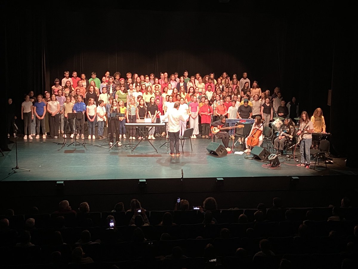 chamrockTiZic's tweet photo. Mission accomplie à Saint-Pol-de-Léon pour accompagner cette fois les chorales de #Plougasnou #SaintMartinDesChamps #SaintPolDeLeon et #Morlaix avec nos potes des #QuatreMoulins de #Brest pour le théâtre 🎭 de la comédie musicale « Roméo et Juju »🌹 @DAACBretagne @MarcREGNAULT https://t.co/A4c7rXmnYA