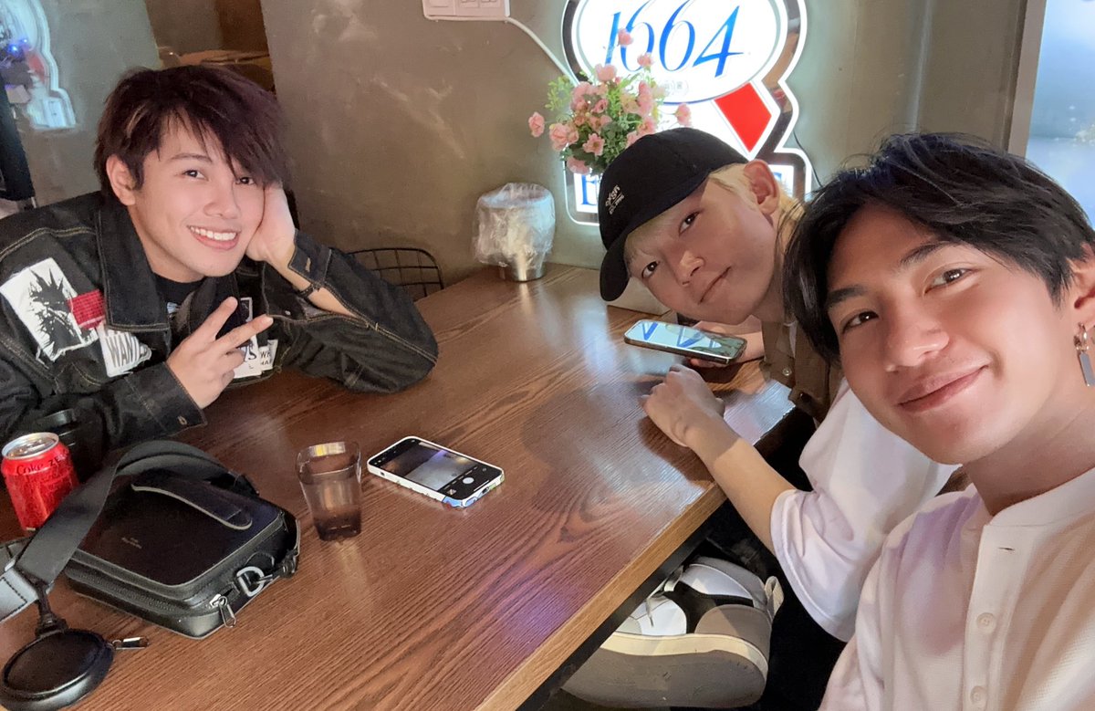 1stoneOfficial's tweet photo. Restday in Hongdae before tomorrow's busy day 🥖
#1stOne
#WujuBakery https://t.co/wdpJ2sHAf8