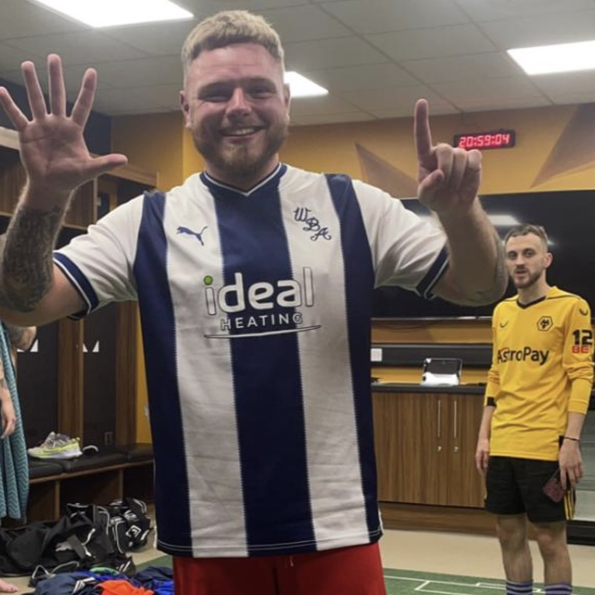 Molineux home changing room? Had to be done 👀 #wba