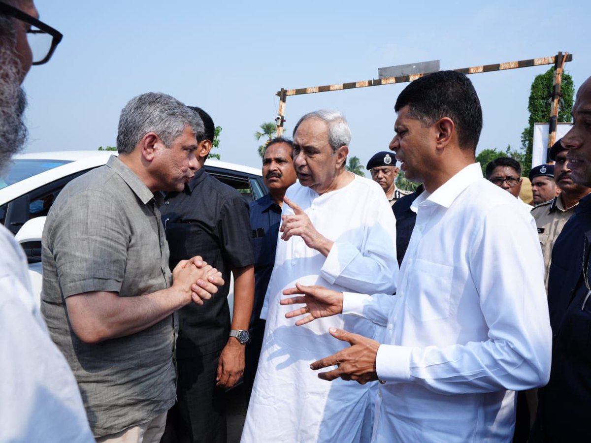 CMO_Odisha's tweet photo. ମୁଖ୍ୟମନ୍ତ୍ରୀ ଶ୍ରୀ @Naveen_Odisha ବାଲେଶ୍ୱର ବାହାନଗା ଟ୍ରେନ ଦୁର୍ଘଟଣା ସ୍ଥଳରେ ପହଞ୍ଚି ସ୍ଥିତିର ସମୀକ୍ଷା କରିଛନ୍ତି। ଏଥିସହ ଜିଲ୍ଲା ମୁଖ୍ୟ ଚିକିତ୍ସାଳୟ ଗସ୍ତ କରି ସମସ୍ତ ଆହତଙ୍କ ଉତ୍ତମ ଚିକିତ୍ସା ସେବା ବିଷୟରେ ପଚାରି ବୁଝିଛନ୍ତି। ଉଦ୍ଧାର କାର୍ଯ୍ୟରେ ସ୍ଥାନୀୟ ଲୋକଙ୍କ ସହଯୋଗକୁ ମୁଖ୍ୟମନ୍ତ୍ରୀ ଉଚ୍ଚ ପ୍ରଶଂସା କରିଛନ୍ତି। https://t.co/xQ5OdUFu7A