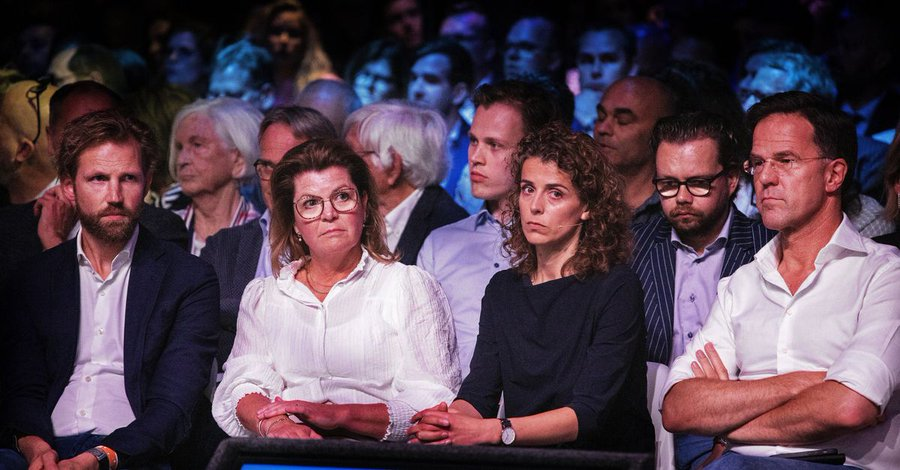 EelcoHoecke's tweet photo. Van de gezelligheid van vroeger met vrinden en bitterballen is vandaag denk ik bar weinig meer over.... #VVDcongres #asielinstroom https://t.co/tT6MpYMhSw
