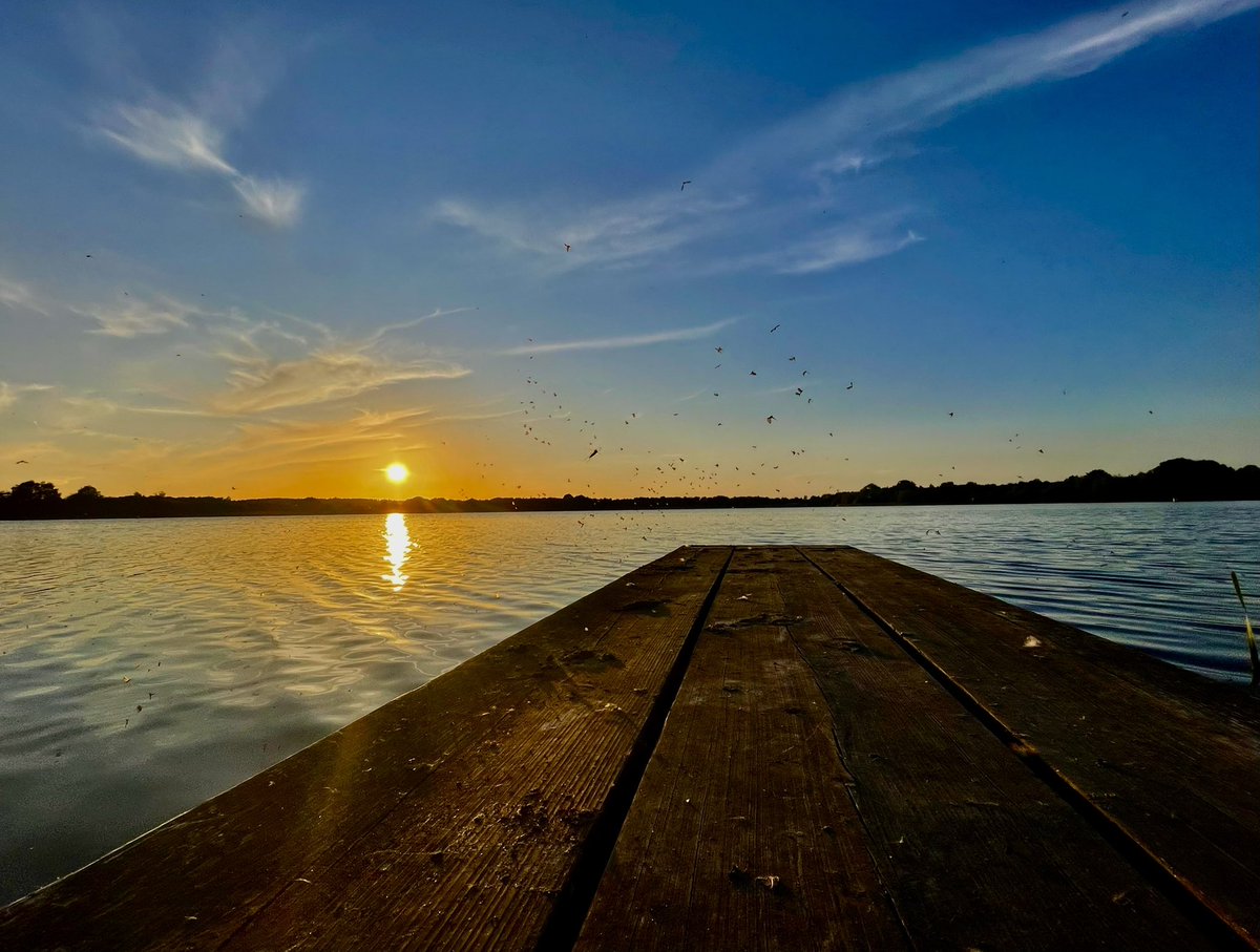 Gorgeous sun setting on Wintersett Reservoir this Friday Night <a href="/BBCLookNorth/">BBC Yorkshire</a> <a href="/bbcweather/">BBC Weather</a> <a href="/Hudsonweather/">Paul Hudson</a> <a href="/KeeleyDonovan/">Keeley Donovan</a> @katerinabbc <a href="/Abbiedew/">Abbie Dewhurst</a> <a href="/WakeExpress/">Wakefield Express</a> <a href="/WkfdOfficial/">Wakefield Official News</a> <a href="/Expwakefield/">Experience Wakefield</a> <a href="/WakeyAmbassador/">Wakefield Ambassadors</a>