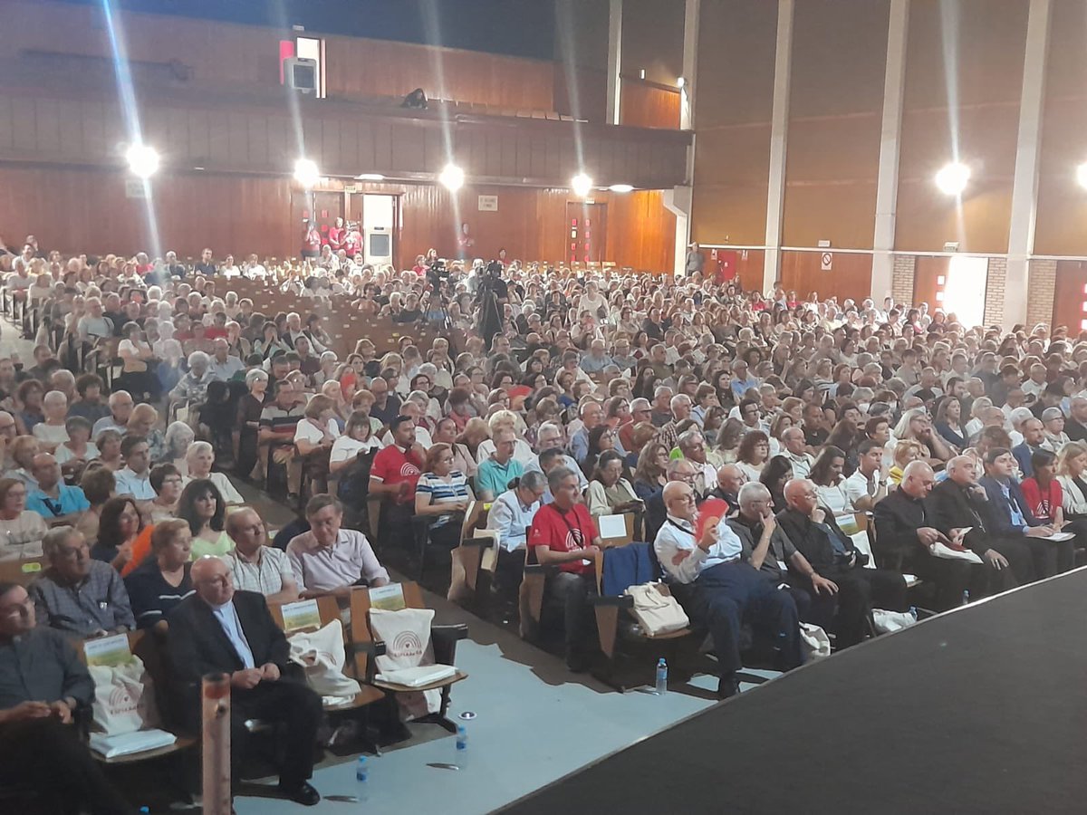 ♥️ #VEncuentroDiocesano #abriendocaminosdeesperanza Hoy nos reunimos más de 1.100 personas en las Escuelas San José – Jesuitas que tiene como objetivo presentar las líneas de acción de la institución para los próximos años.