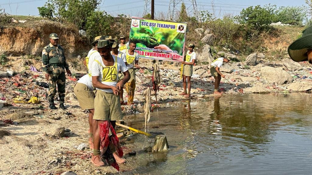 STC BSF Tekanpur के तत्वाधान में "mission life for environment” कार्यक्रम के तहत नजदीकी मकोड़ा ग्राम में ग्रामीणों के साथ मिलकर तालाब की सफाई की गई तथा पर्यावरण को बचाने के लिए ग्रामीणों को जागरूक किया गया । @BSFACYTEKANPUR <a href="/bsf/">bsf</a>