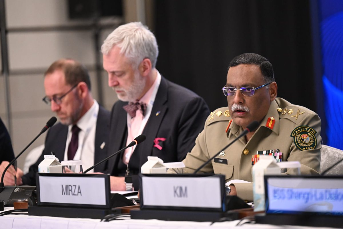 🎙️#CJCSC Gen. Mirza on '#Nuclear Dimensions of #RegionalSecurity' at #IISSShangriLaDialogue. 

🌎Four #Global transitions:

1⃣ Shift from unipolarity to multiple polarity
2⃣ Primacy of #Geoeconomics
3⃣ Emergence of #greatpower contestation
4⃣ #Populism within #globalization