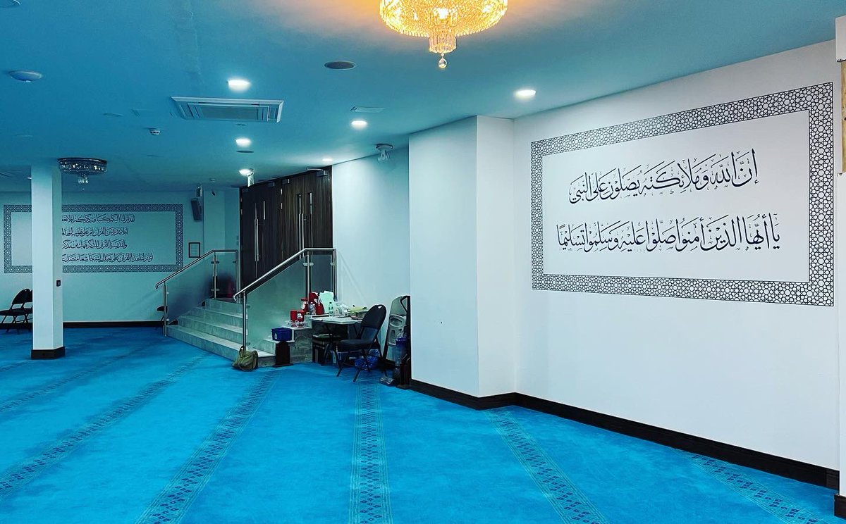 Current project working at South Woodford Islamic Centre- a newly refurbished masjid. Here’s the first stage of the project in their main hall. 

#ArabicCalligraphy #IslamicArt #InteriorDesign #MasjidCalligraphy
