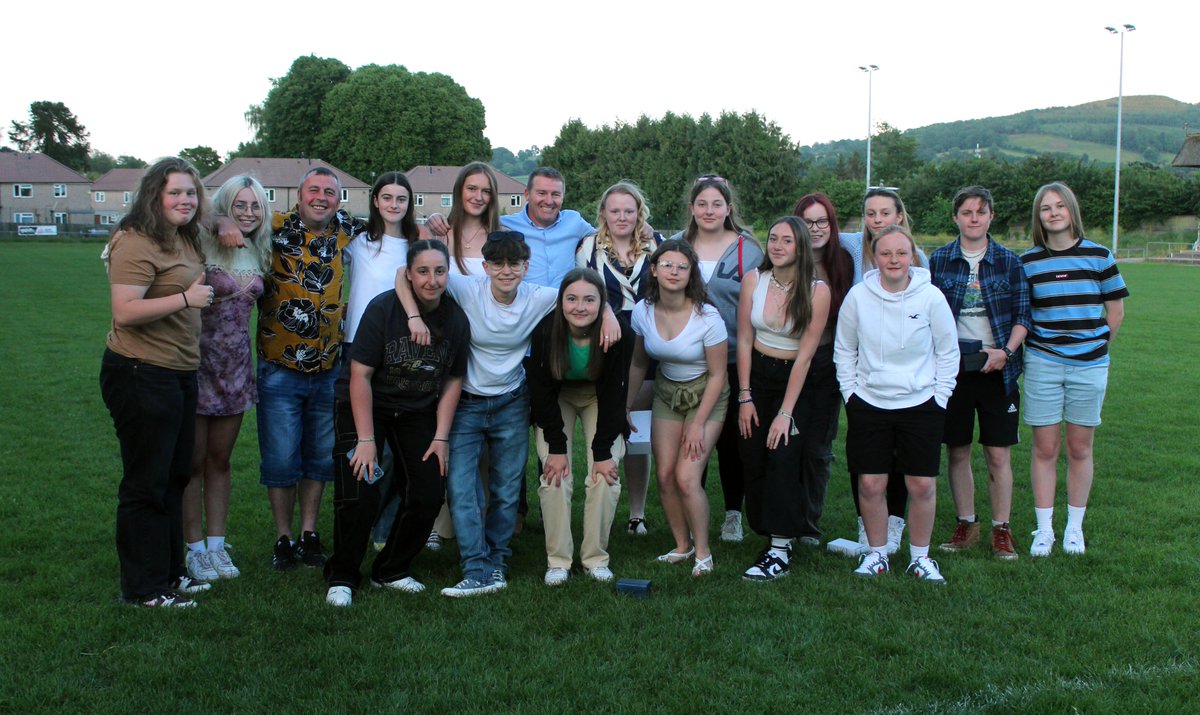 💙 U19s team photo inc coaches + U16s that played ⬆️ in pathway Back (l-r): Eleri, Bella, Steve Jarrett, Mia, Ruby, Andy Jones, Chloe, Chelleter, Marnie, Carys, Alice, Issy. Front (l-r): Hollie, Niki, Gracie, Bethan, Paige, Chloe @AberWFC_juniors @AberChronicle @AberVoice