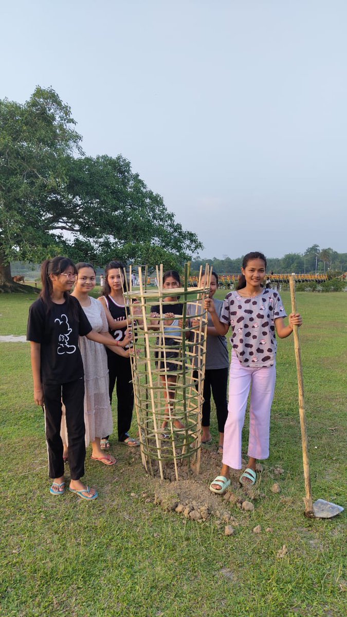 খুমটাই সমষ্টিৰ মাননীয় বিধায়ক মহোদয়ৰ এখন সেউজীয়া সমাজ গঢ়াৰ এক ব্যতিক্ৰমী প্ৰয়াস   #greenkhumtai  প্ৰতিযোগিতাখনিত এটি বিলাতী সোনাৰো পুলি ৰূপন কৰি যোগীবাৰী গাঁৱৰ ৬জনী লগৰীয়াই লগ লাগি অংশগ্ৰহন কৰিলোঁ
@Mrinal_MLA
#greenkhumtai
#সেউজ_খুমটাই
#PlantATree #justiceforEarth