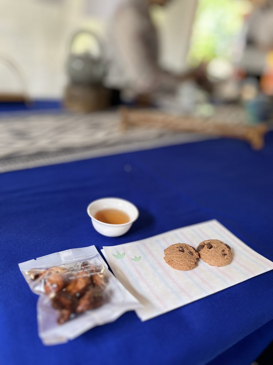 URARA_Cooking's tweet photo. TEACEさんとご縁のあったISO茶房さんの追悼茶席でもありました。
茶譜は
鳳凰単叢桂花香
ちまき紅茶(祁門紅茶の笹包み)
ISO茶房さんを偲びながらの和やかなお席でした✨
#吉田山大茶会 #TEACE #茶席 #ISO茶房 #青蛾茶房 https://t.co/lUpr9QoMjj