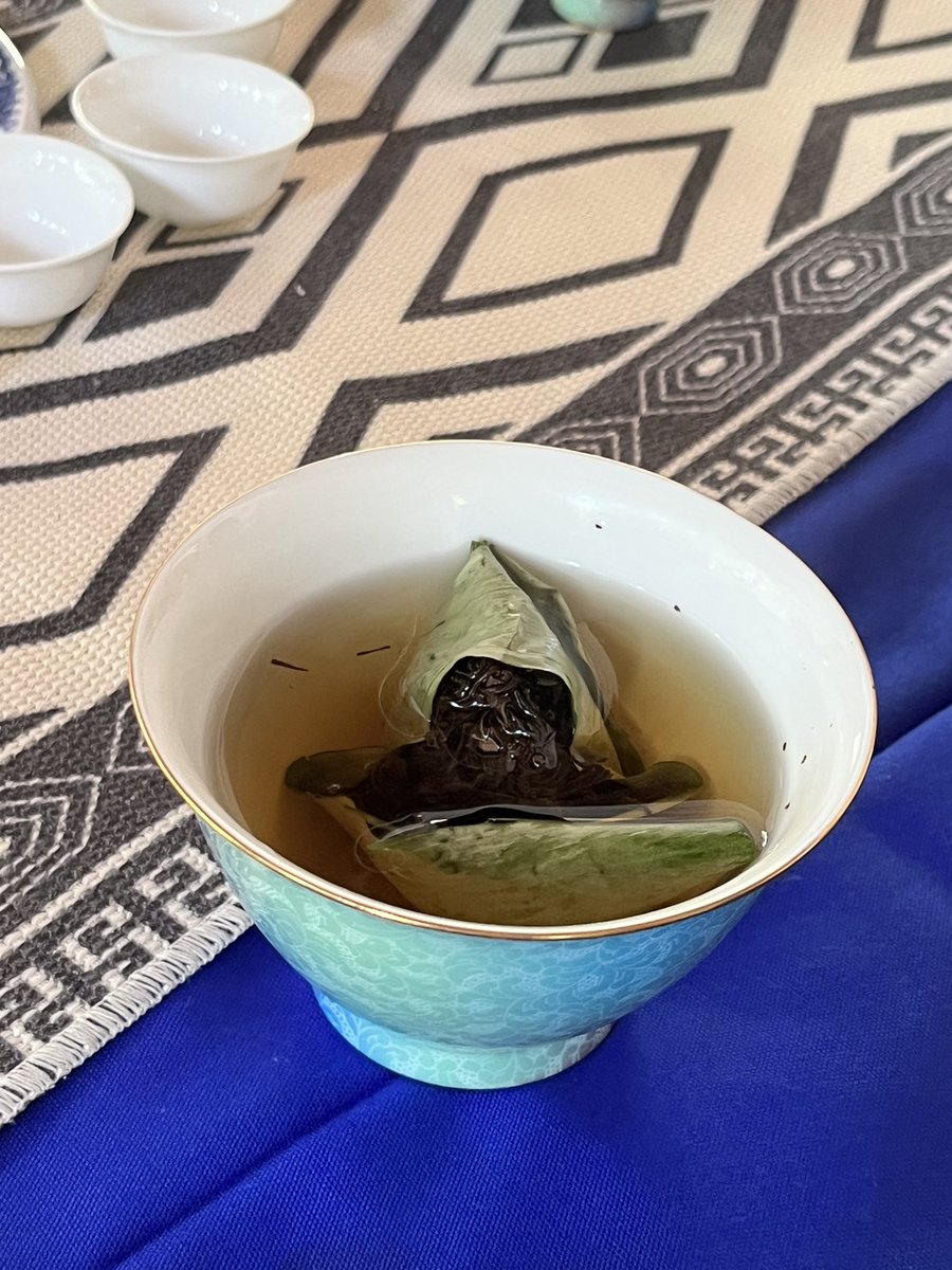 URARA_Cooking's tweet photo. TEACEさんとご縁のあったISO茶房さんの追悼茶席でもありました。
茶譜は
鳳凰単叢桂花香
ちまき紅茶(祁門紅茶の笹包み)
ISO茶房さんを偲びながらの和やかなお席でした✨
#吉田山大茶会 #TEACE #茶席 #ISO茶房 #青蛾茶房 https://t.co/lUpr9QoMjj