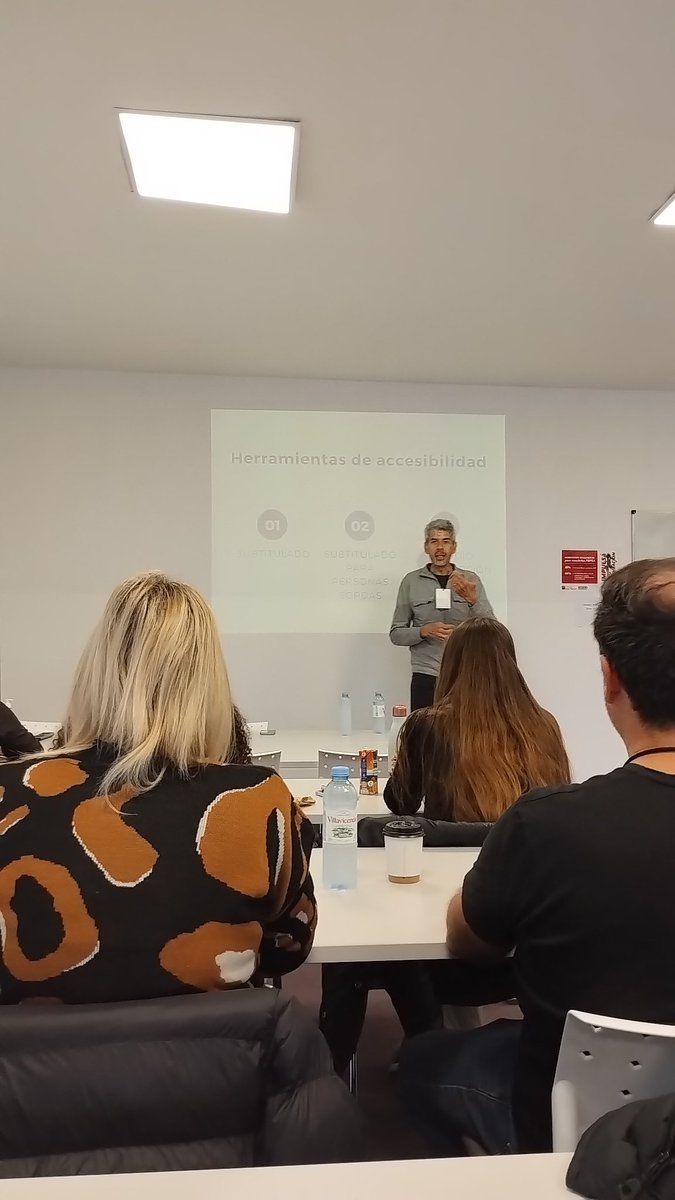 Taller de guión, registro y montaje de una pieza audiovisual periodística a cargo de <a href="/alejandrosaya/">alejandro saya</a> en #Congresofopea #ia #multiplataforma