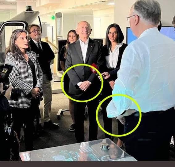 YILMAZ343434101's tweet photo. @cuneytozdemirtv HAÇLI karşısında İT gibi ayakta dururlar... https://t.co/Na9LTUnLFj