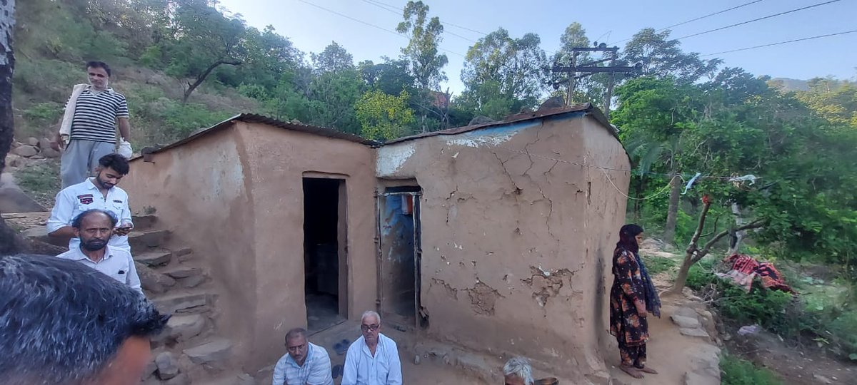 #Ekam_Sanatan_Bharat (JK) visited house of #Deepu ji who was killed by Islamic terrorists in Kashmir,some monetory donation has also been made available to the family by ESBD's youth wing

#Flats for bangladeshi and rohangiya and no home for nationalists?
@AnkurSharma_Adv
@sdeo76
