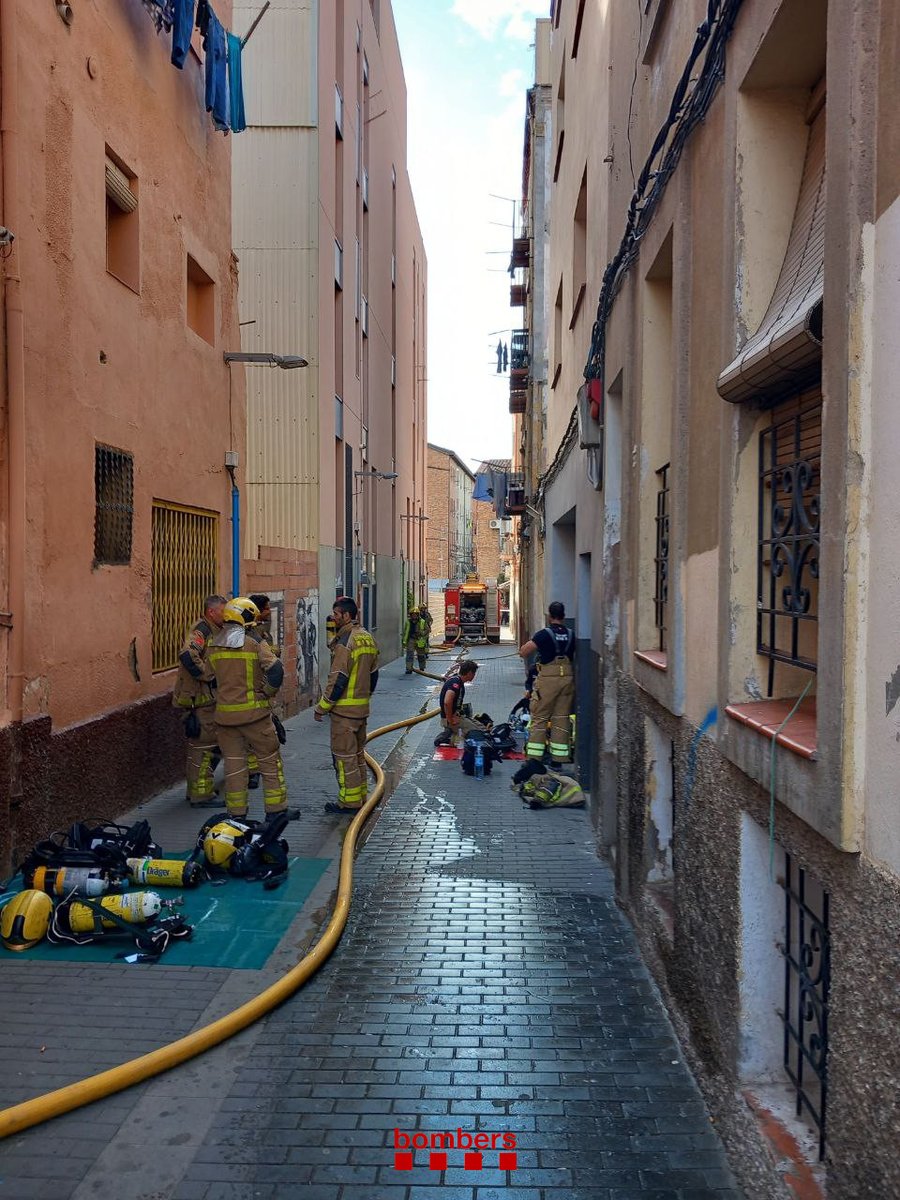 bomberscat's tweet photo. A Lleida, un edifici del c/ del Parc s'ha considerat inhabitable després que un incendi n'hagi destruït part del pis superior (08.49 h) 7 dotacions #Bomberscat han apagat el foc i assistit els veïns confinats. Ara, els acompanyem a recollir pertinences https://t.co/CXF5ZYszBe
