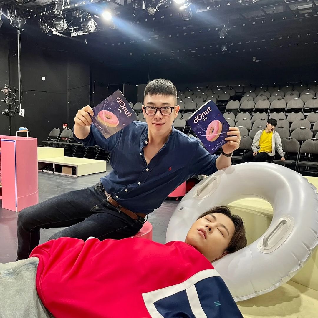BlockBGlobal's tweet photo. 230603 U-Kwon | P.O

Pyo’s Instagram update with Ukwon at the set of Company Boys’ ‘Donut’ play

🔗 https://t.co/igTM1J4Nph

#BLOCKB #블락비 @blockb_official #유권 #피오 #waitingforpyo https://t.co/mhM51KjrGI