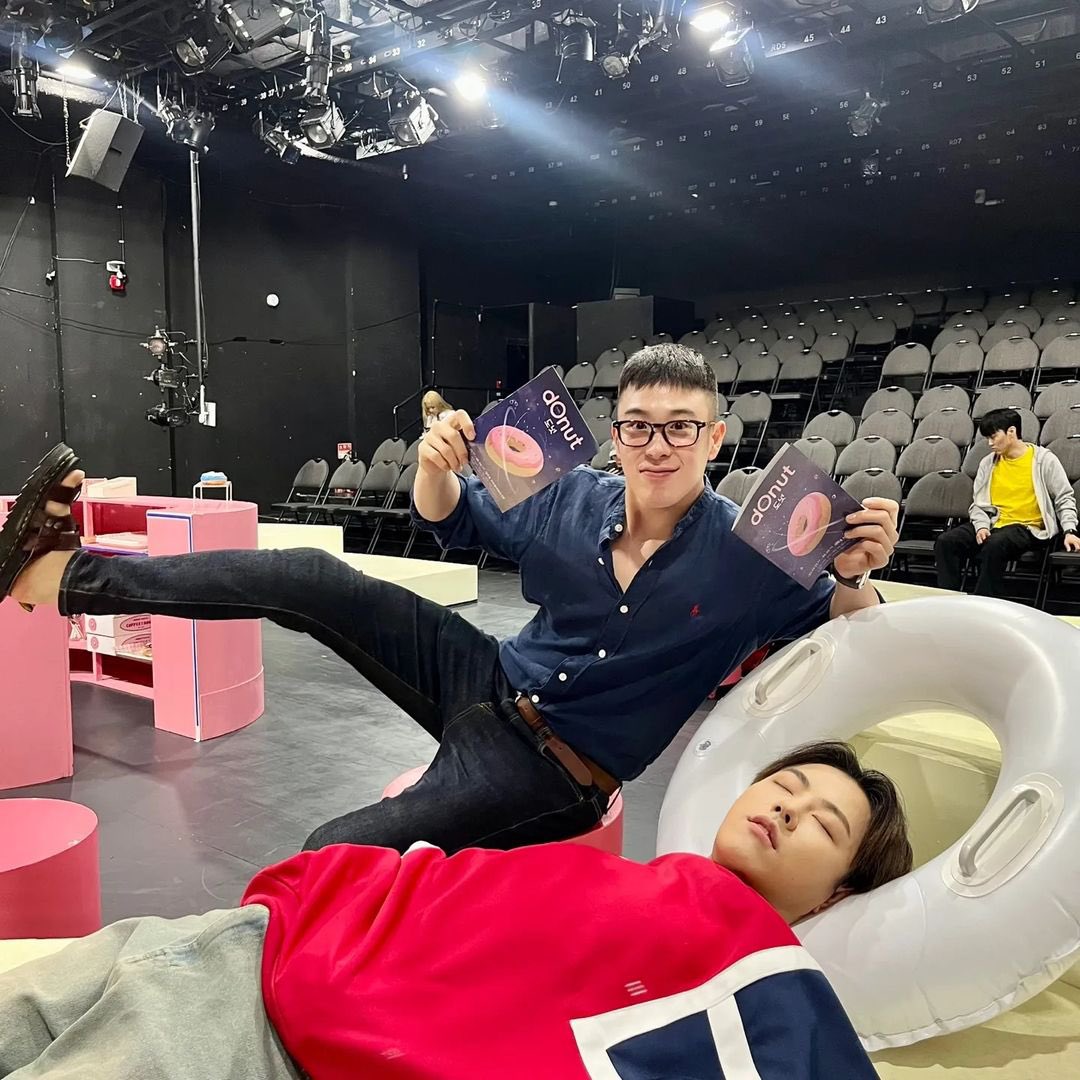 blockb_officiaI's tweet image. [#유권 | #피오]

[📸] “휴가 나오자마자 극단 소년 연극 '도넛' 🍩
유권이형아 응원 간 지훈이🥹🙈🤗”

🔗 instagram.com/p/CtBB4vBrbmy/…

#BLOCKB #블락비 #PO #UKWON