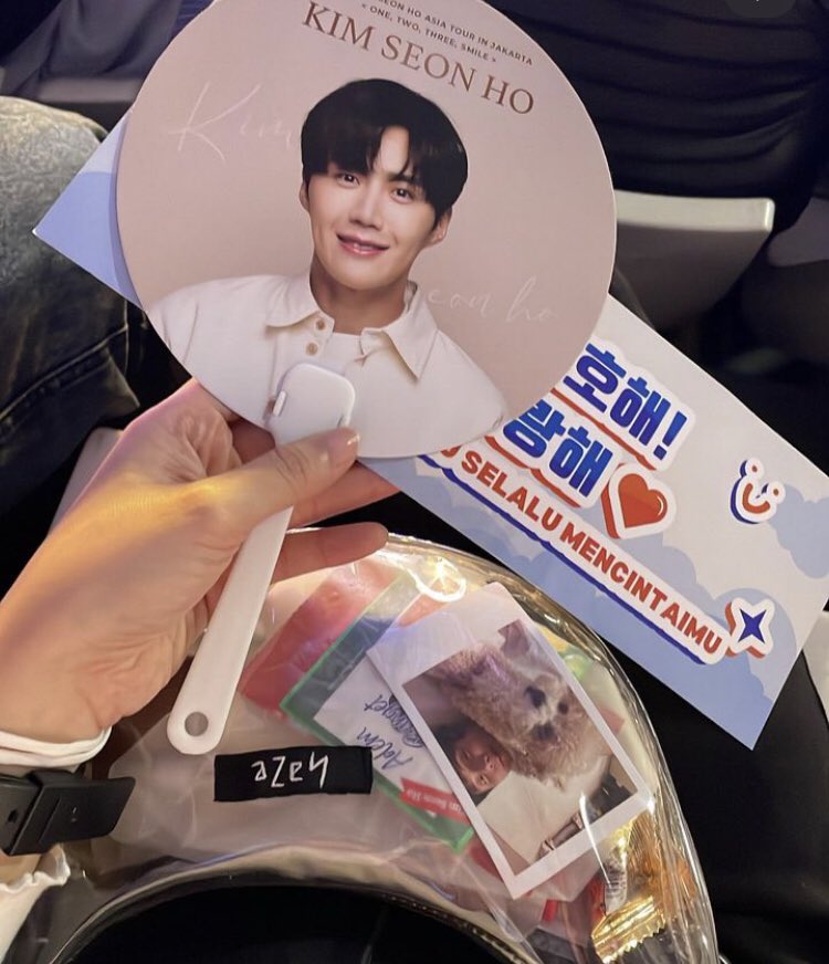 thank you for the freebies sister <a href="/hongdushiked/">hojin’s phone, dropped on the floor</a> 🥺 nyari2 freebies tpi akunya yg nggk becus nyarinya 🤣 malah kecantol pas ngantri. so happy! #KimSeonHoInJKT2023