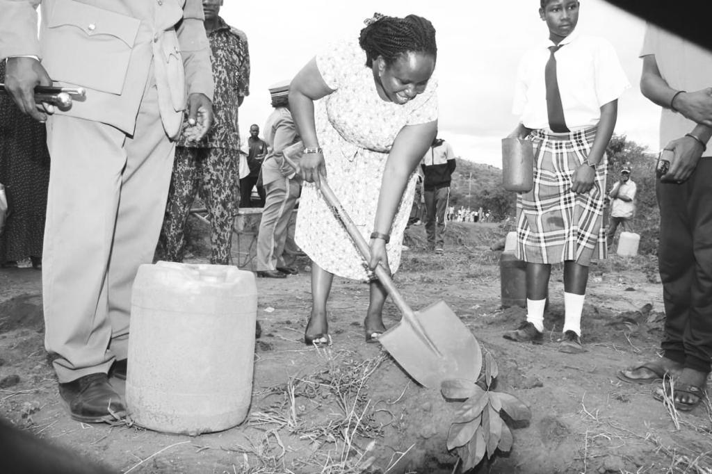OurCbo's tweet photo. Nominated MCA Hon. Patricia Mwashighadi Planting a tree at Mwatate Secondary School in the 60th Madaraka Celebrations. This is in line with President's @WilliamsRut directive of planting 15 Billion Trees..!

Congratulations Hon Patricia https://t.co/E9MHk4hiiJ
