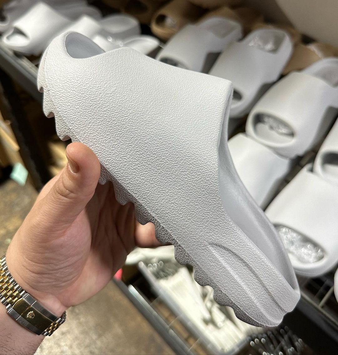 Yeezy DROPS on Twitter "Sneak peek at new Yeezy Slides colorways 🎨"