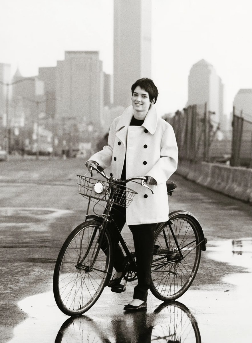 🚲

Winona Ryder por Albert Watson, 1994.
#DíaMundialDeLaBicicleta