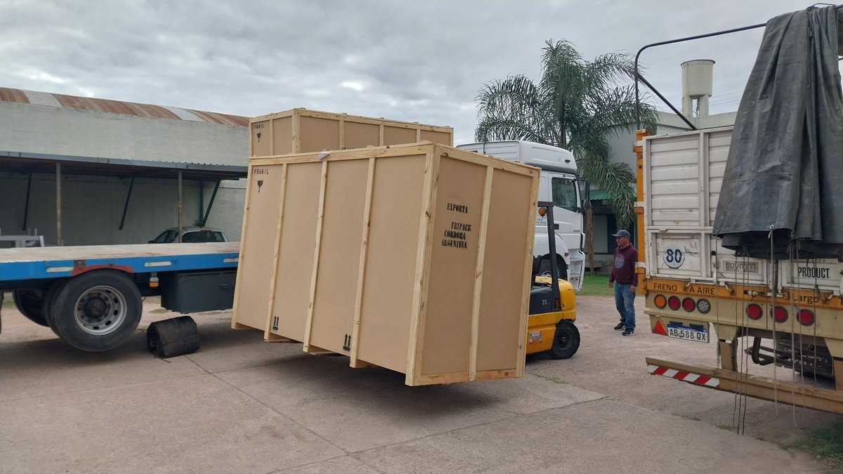 fripack's tweet photo. Dos semis cargados de tecnología e ingeniería aplicada para exportación. En este caso líneas para envasado y sobreenvasado de jabones de tocador con destino Colombia. https://t.co/N0F3hkfwTz