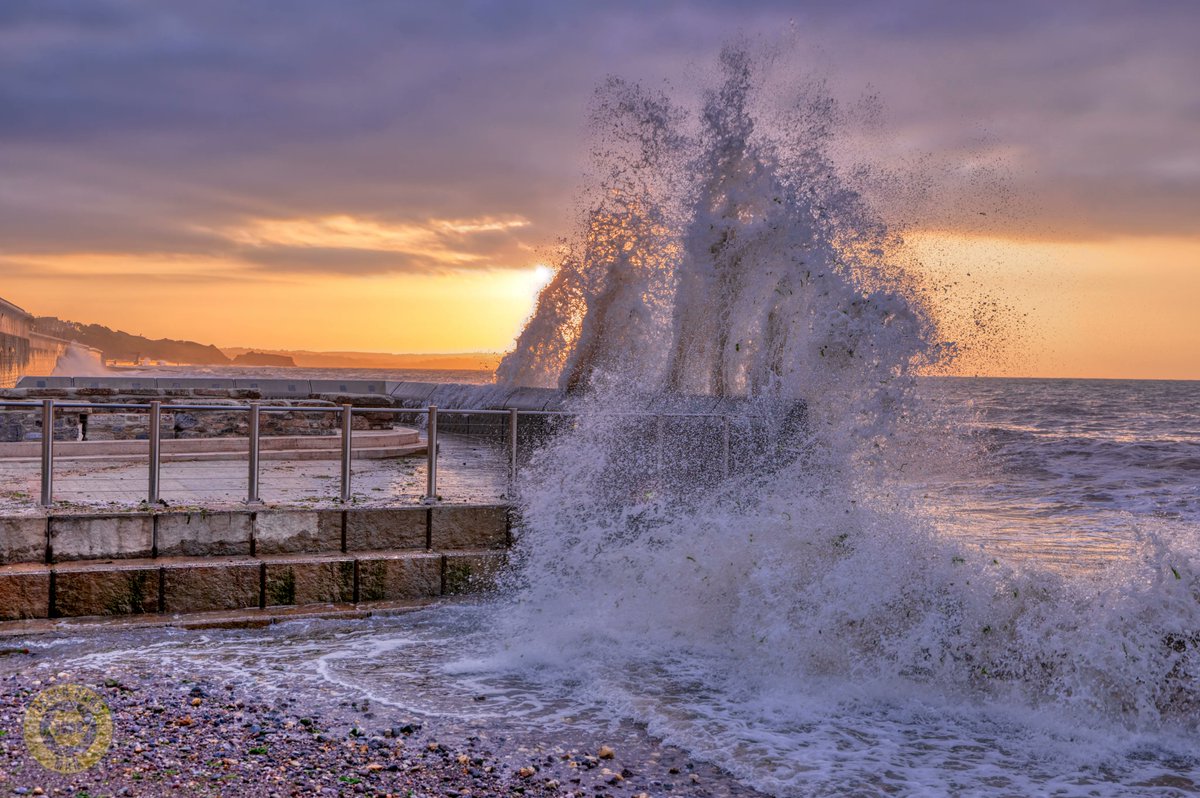 CoastCams247's tweet photo. I love how close I can get without getting wet. 🙂 #goldenhourlove #goldenhouraesthetic #chasingthegoldenhour https://t.co/IZrZGqIzBo