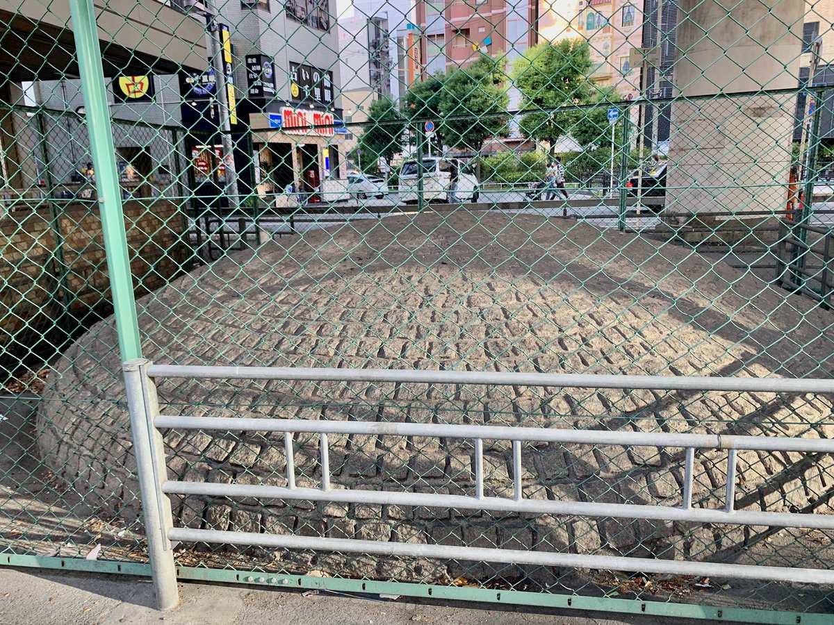 有識者さま。
難波駅B3出口上、新川筋に挟まれた、阪高1号高下部にある、四方を柵に囲まれた謎の構造物の正体をご存知ないでしょうか。
気になって酒が飲めません。