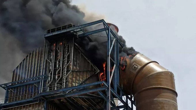 Türkiye'nin en büyük termik santralinde yangın
#termiksantral #türkiyeninenbüyüktermiksantrali
#yangın #termiksantralindeyangın