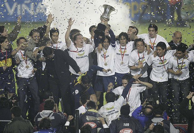 ccamposfutbol's tweet photo. Hace 15 años, un martes 3/06/2008, Everton de Viña del Mar sumaba su cuarta estrella al consagrarse Campeón del Torneo Apertura del Fútbol chileno, tras vencer en partido de vuelta a Colo Colo por 3 a 0 en el estadio Sausalito con goles de Exequiel Miralles (2) y Jaime Riveros. https://t.co/OLAFxokOZH