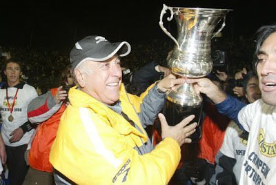 ccamposfutbol's tweet photo. Hace 15 años, un martes 3/06/2008, Everton de Viña del Mar sumaba su cuarta estrella al consagrarse Campeón del Torneo Apertura del Fútbol chileno, tras vencer en partido de vuelta a Colo Colo por 3 a 0 en el estadio Sausalito con goles de Exequiel Miralles (2) y Jaime Riveros. https://t.co/OLAFxokOZH