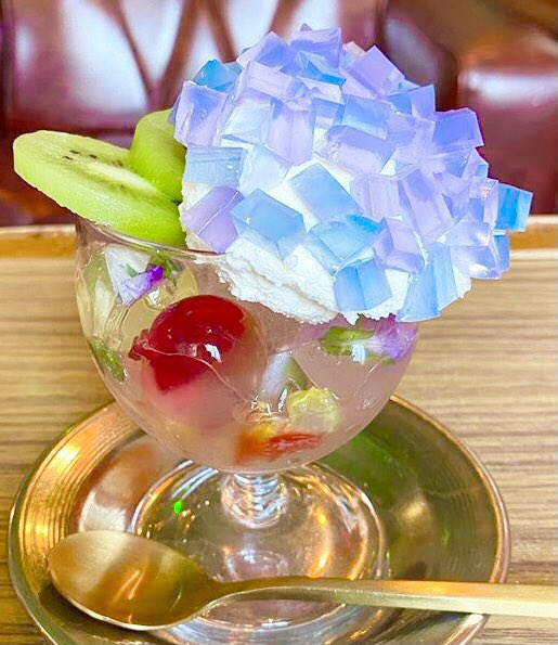 兵庫県神戸市みなと元町駅近くにあるお店「カフェデアゲンダ」の、見た目も美しくて夏にぴったりの「紫陽花のクレームダンジュ」✨