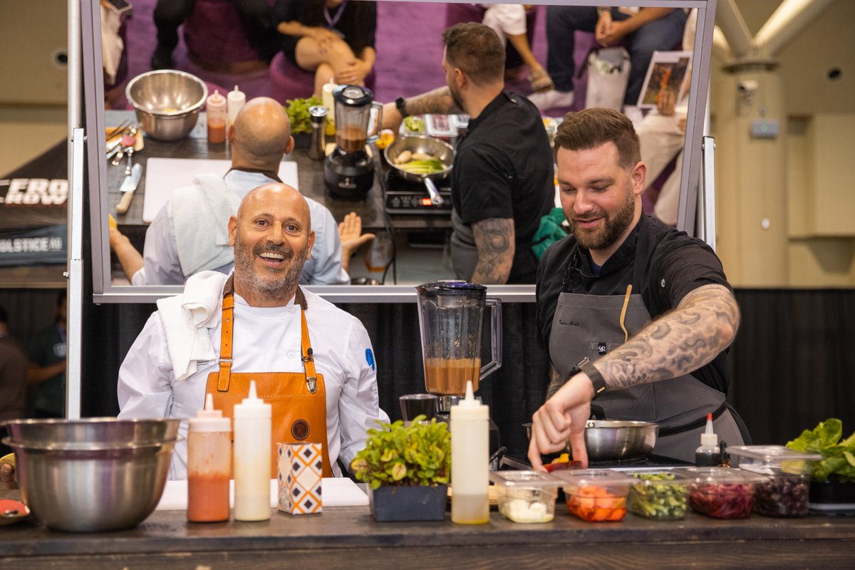 lift_events's tweet photo. Industry Expo day 1 was certified fresh! From Diners' Club  and joint rolling to sessions for budtenders and light bright. It was a fantastic day connecting with the cannabis community. 

#liftcoexpo #lifttoronto #photodump https://t.co/WxRCehNkL5