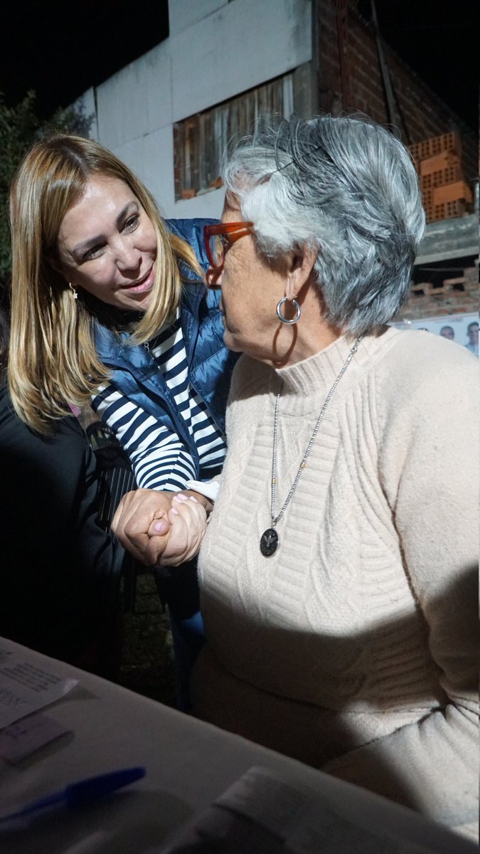Beatriz_AvilaOK's tweet photo. En los barrios "Los Cuarteles", "Echeverría" y "Modelo" también apuestan al #cambio. 

Pudimos compartir nuestras propuestas de gobierno junto a @Crispetersenok @PediconeTodo. 
Lamentablemente el principal problema sigue siendo el de la inseguridad. 

#JxC https://t.co/7VNvnPgOFL